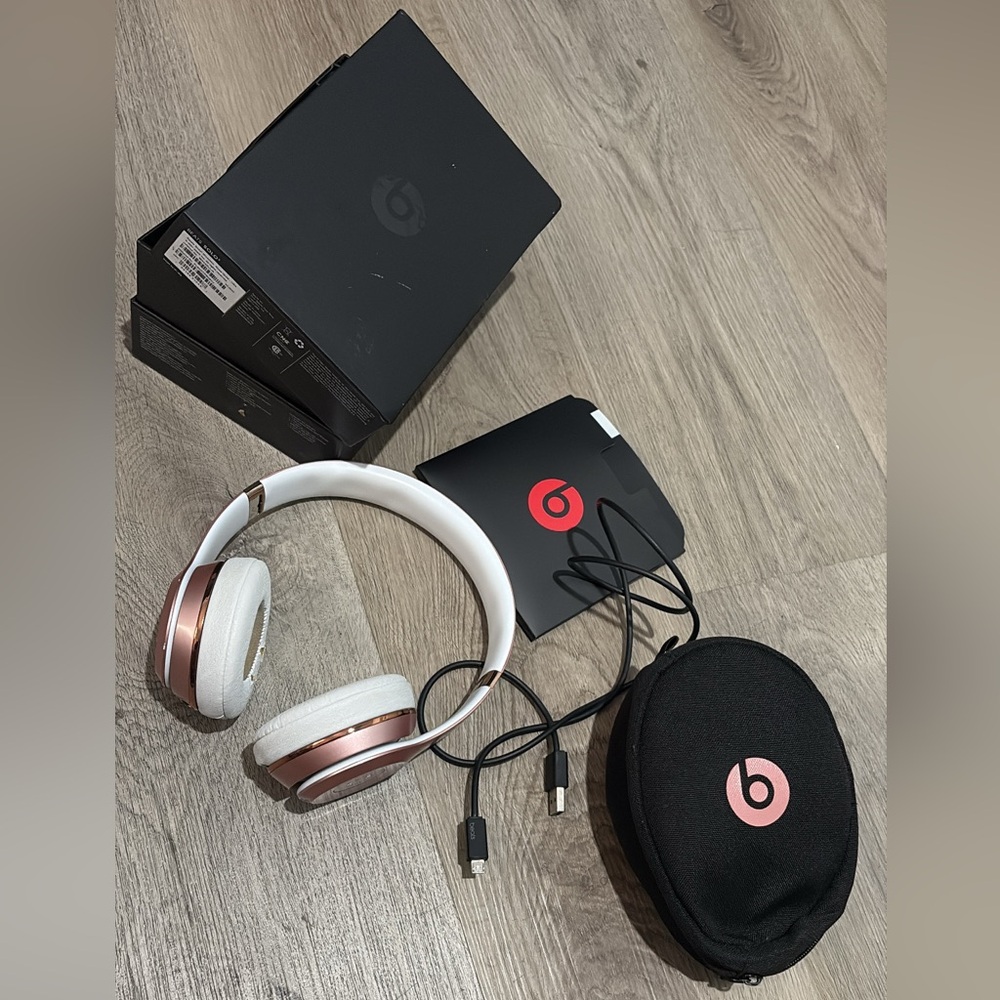 Beats solo 3 Rose Gold Wireless